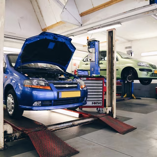Auto op de brug in de werkplaats