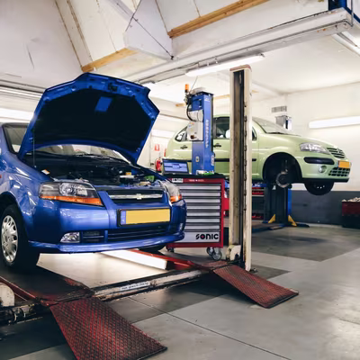 Auto's op brug in werkplaats